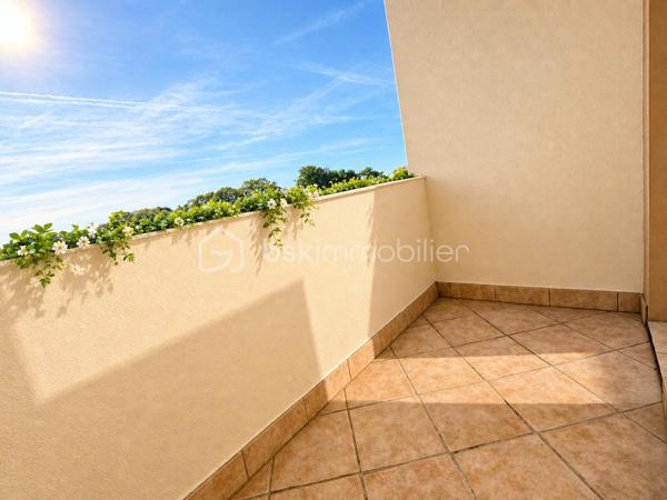 PS : Je tiens à préciser que les photos présentées dans cette annonce ne sont pas des images générées par intelligence artificielle.
Il s’agit bien de photographies réalisées en conditions réelles, une fois les travaux et la mise en place de la décoration effectués par l’architecte d’intérieur.
Ainsi, lors de votre visite, vous découvrirez l’appartement tel que vous le voyez sur les photos, avec la même ambiance, les mêmes volumes et les mêmes prestations.
Aucune mauvaise surprise : les photos reflètent fidèlement la réalité du bien.


 ✨ ÉLÉGANCE, CONFORT ET PRESTATIONS HAUT DE GAMME – SUPERBE T3 ENTIÈREMENT RÉNOVÉ ✨

COUP DE CŒUR !
Découvrez ce magnifique appartement T3 de 70,63 m², entièrement rénové avec goût et bénéficiant de prestations de qualité, idéalement situé à seulement 2 minutes en voiture du boulevard Jamin et de l’avenue Jean Jaurès, et à environ 7 minutes en voiture du Boulingrin à Reims.
Installé au sein d’une résidence ultra sécurisée, parfaitement entretenue et avec ascenseur, cet appartement offre un cadre de vie à la fois élégant, confortable et fonctionnel.
Dès l’entrée, vous serez immédiatement séduit par la qualité de la rénovation, les beaux volumes et l’atmosphère chaleureuse qui se dégagent de ce bien soigneusement pensé dans les moindres détails.

🍽️ UNE CUISINE ITALIENNE D’EXCEPTION AVEC ACCÈS DIRECT AU BALCON
Véritable pièce maîtresse de l’appartement, la cuisine entièrement neuve a été réalisée par la prestigieuse marque italienne ARMONY – Armony Cucine.
À la fois contemporaine, élégante et parfaitement fonctionnelle, elle bénéficie de nombreux rangements et d’un équipement électroménager complet :

• Réfrigérateur combiné
• Four
• Plaque de cuisson à induction
• Hotte
• Lave-vaisselle

Son véritable atout : un accès direct au balcon depuis la cuisine, offrant un agréable prolongement de l’espace de vie et permettant de profiter facilement de l’extérieur au quotidien.
Un espace particulièrement agréable pour prendre un café, déjeuner ou simplement profiter d’un moment de détente.

🛏️ UN ESPACE NUIT CONFORTABLE ET PARFAITEMENT OPTIMISÉ
L’appartement dispose de deux belles chambres, dont l’une bénéficie d’un dressing aménagé, offrant un espace de rangement particulièrement appréciable.
Vous profiterez également d’un dressing / espace buanderie, idéal pour faciliter l’organisation du quotidien.
Une salle de bains complète l’espace nuit tandis que les WC indépendants apportent un confort supplémentaire.

🏡 DES PRESTATIONS COMPLÈTES POUR UN CONFORT AU QUOTIDIEN
Ce superbe appartement bénéficie notamment de :

• 70,63 m² habitables
• 2 chambres
• Balcon accessible directement depuis la cuisine
• Garage privatif
• Cave
• Cuisine italienne haut de gamme ARMONY entièrement neuve
• Électroménager complet
• Dressing aménagé dans l’une des chambres
• Dressing / buanderie
• WC indépendant
• Visiophone
• Fibre optique
• Ascenseur
• Résidence ultra sécurisée
• Chauffage gaz collectif
• Têtes thermostatiques et répartiteurs

🔐 UNE RÉSIDENCE ULTRA SÉCURISÉE ET PARFAITEMENT ENTRETENUE
Vous apprécierez particulièrement le niveau de sécurité, la qualité d’entretien de la résidence ainsi que les nombreux services compris dans les charges de copropriété.
Les charges s’élèvent à 2 390 € par an et comprennent notamment :

• Chauffage collectif
• Eau
• Syndic professionnel
• Ascenseur
• Femme de ménage
• Ordures ménagères
• Entretien des espaces verts
• Électricité des parties communes
• Assurances diverses
• Contrat incendie

💶 INFORMATIONS FINANCIÈRES ET ÉNERGÉTIQUES
Taxe foncière 2026 : 1 324 €
DPE : D
GES : D

❤️ UN APPARTEMENT SOIGNÉ, ÉLÉGANT ET PRÊT À VIVRE

Entièrement rénové avec goût, cet appartement réunit de nombreux atouts recherchés : une superbe cuisine italienne ARMONY neuve, un accès direct au balcon depuis la cuisine, deux chambres, des espaces de rangement généreux, un garage privatif, une cave et une résidence ultra sécurisée et parfaitement entretenue.
Ici, aucun travaux à prévoir : tout a été pensé pour vous offrir un intérieur confortable, moderne et immédiatement habitable.

🔑 VOUS N’AVEZ PLUS QU’À POSER VOS VALISES !

Un bien rare qui séduira aussi bien une résidence principale qu’un acquéreur recherchant un appartement entièrement rénové, élégant, fonctionnel et bénéficiant de prestations de qualité.
📞 Une visite s’impose pour découvrir toute la qualité de la rénovation, le charme des lieux et les prestations de cet appartement.