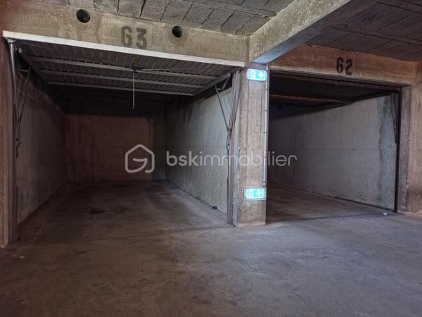 PS : Je tiens à préciser que les photos présentées dans cette annonce ne sont pas des images générées par intelligence artificielle.
Il s’agit bien de photographies réalisées en conditions réelles, une fois les travaux et la mise en place de la décoration effectués par l’architecte d’intérieur.
Ainsi, lors de votre visite, vous découvrirez l’appartement tel que vous le voyez sur les photos, avec la même ambiance, les mêmes volumes et les mêmes prestations.
Aucune mauvaise surprise : les photos reflètent fidèlement la réalité du bien.


 ✨ ÉLÉGANCE, CONFORT ET PRESTATIONS HAUT DE GAMME – SUPERBE T3 ENTIÈREMENT RÉNOVÉ ✨

COUP DE CŒUR !
Découvrez ce magnifique appartement T3 de 70,63 m², entièrement rénové avec goût et bénéficiant de prestations de qualité, idéalement situé à seulement 2 minutes en voiture du boulevard Jamin et de l’avenue Jean Jaurès, et à environ 7 minutes en voiture du Boulingrin à Reims.
Installé au sein d’une résidence ultra sécurisée, parfaitement entretenue et avec ascenseur, cet appartement offre un cadre de vie à la fois élégant, confortable et fonctionnel.
Dès l’entrée, vous serez immédiatement séduit par la qualité de la rénovation, les beaux volumes et l’atmosphère chaleureuse qui se dégagent de ce bien soigneusement pensé dans les moindres détails.

🍽️ UNE CUISINE ITALIENNE D’EXCEPTION AVEC ACCÈS DIRECT AU BALCON
Véritable pièce maîtresse de l’appartement, la cuisine entièrement neuve a été réalisée par la prestigieuse marque italienne ARMONY – Armony Cucine.
À la fois contemporaine, élégante et parfaitement fonctionnelle, elle bénéficie de nombreux rangements et d’un équipement électroménager complet :

• Réfrigérateur combiné
• Four
• Plaque de cuisson à induction
• Hotte
• Lave-vaisselle

Son véritable atout : un accès direct au balcon depuis la cuisine, offrant un agréable prolongement de l’espace de vie et permettant de profiter facilement de l’extérieur au quotidien.
Un espace particulièrement agréable pour prendre un café, déjeuner ou simplement profiter d’un moment de détente.

🛏️ UN ESPACE NUIT CONFORTABLE ET PARFAITEMENT OPTIMISÉ
L’appartement dispose de deux belles chambres, dont l’une bénéficie d’un dressing aménagé, offrant un espace de rangement particulièrement appréciable.
Vous profiterez également d’un dressing / espace buanderie, idéal pour faciliter l’organisation du quotidien.
Une salle de bains complète l’espace nuit tandis que les WC indépendants apportent un confort supplémentaire.

🏡 DES PRESTATIONS COMPLÈTES POUR UN CONFORT AU QUOTIDIEN
Ce superbe appartement bénéficie notamment de :

• 70,63 m² habitables
• 2 chambres
• Balcon accessible directement depuis la cuisine
• Garage privatif
• Cave
• Cuisine italienne haut de gamme ARMONY entièrement neuve
• Électroménager complet
• Dressing aménagé dans l’une des chambres
• Dressing / buanderie
• WC indépendant
• Visiophone
• Fibre optique
• Ascenseur
• Résidence ultra sécurisée
• Chauffage gaz collectif
• Têtes thermostatiques et répartiteurs

🔐 UNE RÉSIDENCE ULTRA SÉCURISÉE ET PARFAITEMENT ENTRETENUE
Vous apprécierez particulièrement le niveau de sécurité, la qualité d’entretien de la résidence ainsi que les nombreux services compris dans les charges de copropriété.
Les charges s’élèvent à 2 390 € par an et comprennent notamment :

• Chauffage collectif
• Eau
• Syndic professionnel
• Ascenseur
• Femme de ménage
• Ordures ménagères
• Entretien des espaces verts
• Électricité des parties communes
• Assurances diverses
• Contrat incendie

💶 INFORMATIONS FINANCIÈRES ET ÉNERGÉTIQUES
Taxe foncière 2026 : 1 324 €
DPE : D
GES : D

❤️ UN APPARTEMENT SOIGNÉ, ÉLÉGANT ET PRÊT À VIVRE

Entièrement rénové avec goût, cet appartement réunit de nombreux atouts recherchés : une superbe cuisine italienne ARMONY neuve, un accès direct au balcon depuis la cuisine, deux chambres, des espaces de rangement généreux, un garage privatif, une cave et une résidence ultra sécurisée et parfaitement entretenue.
Ici, aucun travaux à prévoir : tout a été pensé pour vous offrir un intérieur confortable, moderne et immédiatement habitable.

🔑 VOUS N’AVEZ PLUS QU’À POSER VOS VALISES !

Un bien rare qui séduira aussi bien une résidence principale qu’un acquéreur recherchant un appartement entièrement rénové, élégant, fonctionnel et bénéficiant de prestations de qualité.
📞 Une visite s’impose pour découvrir toute la qualité de la rénovation, le charme des lieux et les prestations de cet appartement.