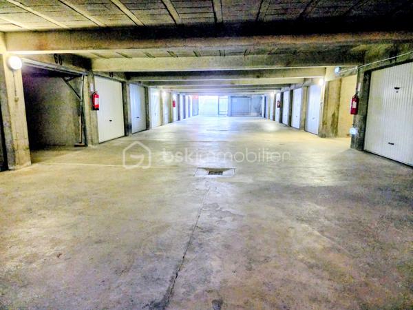 PS : Je tiens à préciser que les photos présentées dans cette annonce ne sont pas des images générées par intelligence artificielle.
Il s’agit bien de photographies réalisées en conditions réelles, une fois les travaux et la mise en place de la décoration effectués par l’architecte d’intérieur.
Ainsi, lors de votre visite, vous découvrirez l’appartement tel que vous le voyez sur les photos, avec la même ambiance, les mêmes volumes et les mêmes prestations.
Aucune mauvaise surprise : les photos reflètent fidèlement la réalité du bien.


 ✨ ÉLÉGANCE, CONFORT ET PRESTATIONS HAUT DE GAMME – SUPERBE T3 ENTIÈREMENT RÉNOVÉ ✨

COUP DE CŒUR !
Découvrez ce magnifique appartement T3 de 70,63 m², entièrement rénové avec goût et bénéficiant de prestations de qualité, idéalement situé à seulement 2 minutes en voiture du boulevard Jamin et de l’avenue Jean Jaurès, et à environ 7 minutes en voiture du Boulingrin à Reims.
Installé au sein d’une résidence ultra sécurisée, parfaitement entretenue et avec ascenseur, cet appartement offre un cadre de vie à la fois élégant, confortable et fonctionnel.
Dès l’entrée, vous serez immédiatement séduit par la qualité de la rénovation, les beaux volumes et l’atmosphère chaleureuse qui se dégagent de ce bien soigneusement pensé dans les moindres détails.

🍽️ UNE CUISINE ITALIENNE D’EXCEPTION AVEC ACCÈS DIRECT AU BALCON
Véritable pièce maîtresse de l’appartement, la cuisine entièrement neuve a été réalisée par la prestigieuse marque italienne ARMONY – Armony Cucine.
À la fois contemporaine, élégante et parfaitement fonctionnelle, elle bénéficie de nombreux rangements et d’un équipement électroménager complet :

• Réfrigérateur combiné
• Four
• Plaque de cuisson à induction
• Hotte
• Lave-vaisselle

Son véritable atout : un accès direct au balcon depuis la cuisine, offrant un agréable prolongement de l’espace de vie et permettant de profiter facilement de l’extérieur au quotidien.
Un espace particulièrement agréable pour prendre un café, déjeuner ou simplement profiter d’un moment de détente.

🛏️ UN ESPACE NUIT CONFORTABLE ET PARFAITEMENT OPTIMISÉ
L’appartement dispose de deux belles chambres, dont l’une bénéficie d’un dressing aménagé, offrant un espace de rangement particulièrement appréciable.
Vous profiterez également d’un dressing / espace buanderie, idéal pour faciliter l’organisation du quotidien.
Une salle de bains complète l’espace nuit tandis que les WC indépendants apportent un confort supplémentaire.

🏡 DES PRESTATIONS COMPLÈTES POUR UN CONFORT AU QUOTIDIEN
Ce superbe appartement bénéficie notamment de :

• 70,63 m² habitables
• 2 chambres
• Balcon accessible directement depuis la cuisine
• Garage privatif
• Cave
• Cuisine italienne haut de gamme ARMONY entièrement neuve
• Électroménager complet
• Dressing aménagé dans l’une des chambres
• Dressing / buanderie
• WC indépendant
• Visiophone
• Fibre optique
• Ascenseur
• Résidence ultra sécurisée
• Chauffage gaz collectif
• Têtes thermostatiques et répartiteurs

🔐 UNE RÉSIDENCE ULTRA SÉCURISÉE ET PARFAITEMENT ENTRETENUE
Vous apprécierez particulièrement le niveau de sécurité, la qualité d’entretien de la résidence ainsi que les nombreux services compris dans les charges de copropriété.
Les charges s’élèvent à 2 390 € par an et comprennent notamment :

• Chauffage collectif
• Eau
• Syndic professionnel
• Ascenseur
• Femme de ménage
• Ordures ménagères
• Entretien des espaces verts
• Électricité des parties communes
• Assurances diverses
• Contrat incendie

💶 INFORMATIONS FINANCIÈRES ET ÉNERGÉTIQUES
Taxe foncière 2026 : 1 324 €
DPE : D
GES : D

❤️ UN APPARTEMENT SOIGNÉ, ÉLÉGANT ET PRÊT À VIVRE

Entièrement rénové avec goût, cet appartement réunit de nombreux atouts recherchés : une superbe cuisine italienne ARMONY neuve, un accès direct au balcon depuis la cuisine, deux chambres, des espaces de rangement généreux, un garage privatif, une cave et une résidence ultra sécurisée et parfaitement entretenue.
Ici, aucun travaux à prévoir : tout a été pensé pour vous offrir un intérieur confortable, moderne et immédiatement habitable.

🔑 VOUS N’AVEZ PLUS QU’À POSER VOS VALISES !

Un bien rare qui séduira aussi bien une résidence principale qu’un acquéreur recherchant un appartement entièrement rénové, élégant, fonctionnel et bénéficiant de prestations de qualité.
📞 Une visite s’impose pour découvrir toute la qualité de la rénovation, le charme des lieux et les prestations de cet appartement.