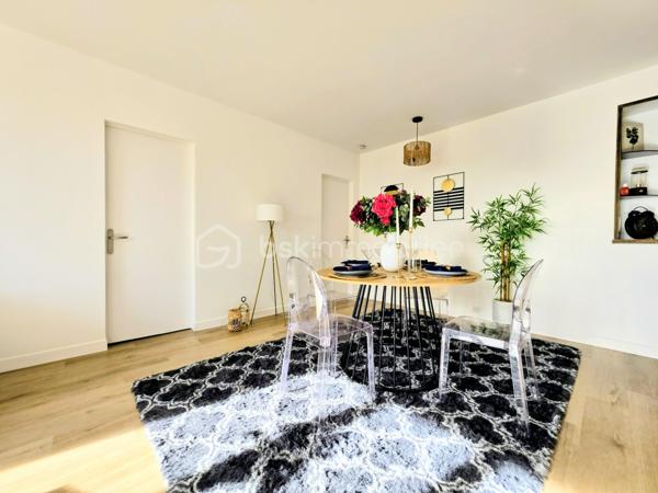 PS : Je tiens à préciser que les photos présentées dans cette annonce ne sont pas des images générées par intelligence artificielle.
Il s’agit bien de photographies réalisées en conditions réelles, une fois les travaux et la mise en place de la décoration effectués par l’architecte d’intérieur.
Ainsi, lors de votre visite, vous découvrirez l’appartement tel que vous le voyez sur les photos, avec la même ambiance, les mêmes volumes et les mêmes prestations.
Aucune mauvaise surprise : les photos reflètent fidèlement la réalité du bien.


 ✨ ÉLÉGANCE, CONFORT ET PRESTATIONS HAUT DE GAMME – SUPERBE T3 ENTIÈREMENT RÉNOVÉ ✨

COUP DE CŒUR !
Découvrez ce magnifique appartement T3 de 70,63 m², entièrement rénové avec goût et bénéficiant de prestations de qualité, idéalement situé à seulement 2 minutes en voiture du boulevard Jamin et de l’avenue Jean Jaurès, et à environ 7 minutes en voiture du Boulingrin à Reims.
Installé au sein d’une résidence ultra sécurisée, parfaitement entretenue et avec ascenseur, cet appartement offre un cadre de vie à la fois élégant, confortable et fonctionnel.
Dès l’entrée, vous serez immédiatement séduit par la qualité de la rénovation, les beaux volumes et l’atmosphère chaleureuse qui se dégagent de ce bien soigneusement pensé dans les moindres détails.

🍽️ UNE CUISINE ITALIENNE D’EXCEPTION AVEC ACCÈS DIRECT AU BALCON
Véritable pièce maîtresse de l’appartement, la cuisine entièrement neuve a été réalisée par la prestigieuse marque italienne ARMONY – Armony Cucine.
À la fois contemporaine, élégante et parfaitement fonctionnelle, elle bénéficie de nombreux rangements et d’un équipement électroménager complet :

• Réfrigérateur combiné
• Four
• Plaque de cuisson à induction
• Hotte
• Lave-vaisselle

Son véritable atout : un accès direct au balcon depuis la cuisine, offrant un agréable prolongement de l’espace de vie et permettant de profiter facilement de l’extérieur au quotidien.
Un espace particulièrement agréable pour prendre un café, déjeuner ou simplement profiter d’un moment de détente.

🛏️ UN ESPACE NUIT CONFORTABLE ET PARFAITEMENT OPTIMISÉ
L’appartement dispose de deux belles chambres, dont l’une bénéficie d’un dressing aménagé, offrant un espace de rangement particulièrement appréciable.
Vous profiterez également d’un dressing / espace buanderie, idéal pour faciliter l’organisation du quotidien.
Une salle de bains complète l’espace nuit tandis que les WC indépendants apportent un confort supplémentaire.

🏡 DES PRESTATIONS COMPLÈTES POUR UN CONFORT AU QUOTIDIEN
Ce superbe appartement bénéficie notamment de :

• 70,63 m² habitables
• 2 chambres
• Balcon accessible directement depuis la cuisine
• Garage privatif
• Cave
• Cuisine italienne haut de gamme ARMONY entièrement neuve
• Électroménager complet
• Dressing aménagé dans l’une des chambres
• Dressing / buanderie
• WC indépendant
• Visiophone
• Fibre optique
• Ascenseur
• Résidence ultra sécurisée
• Chauffage gaz collectif
• Têtes thermostatiques et répartiteurs

🔐 UNE RÉSIDENCE ULTRA SÉCURISÉE ET PARFAITEMENT ENTRETENUE
Vous apprécierez particulièrement le niveau de sécurité, la qualité d’entretien de la résidence ainsi que les nombreux services compris dans les charges de copropriété.
Les charges s’élèvent à 2 390 € par an et comprennent notamment :

• Chauffage collectif
• Eau
• Syndic professionnel
• Ascenseur
• Femme de ménage
• Ordures ménagères
• Entretien des espaces verts
• Électricité des parties communes
• Assurances diverses
• Contrat incendie

💶 INFORMATIONS FINANCIÈRES ET ÉNERGÉTIQUES
Taxe foncière 2026 : 1 324 €
DPE : D
GES : D

❤️ UN APPARTEMENT SOIGNÉ, ÉLÉGANT ET PRÊT À VIVRE

Entièrement rénové avec goût, cet appartement réunit de nombreux atouts recherchés : une superbe cuisine italienne ARMONY neuve, un accès direct au balcon depuis la cuisine, deux chambres, des espaces de rangement généreux, un garage privatif, une cave et une résidence ultra sécurisée et parfaitement entretenue.
Ici, aucun travaux à prévoir : tout a été pensé pour vous offrir un intérieur confortable, moderne et immédiatement habitable.

🔑 VOUS N’AVEZ PLUS QU’À POSER VOS VALISES !

Un bien rare qui séduira aussi bien une résidence principale qu’un acquéreur recherchant un appartement entièrement rénové, élégant, fonctionnel et bénéficiant de prestations de qualité.
📞 Une visite s’impose pour découvrir toute la qualité de la rénovation, le charme des lieux et les prestations de cet appartement.