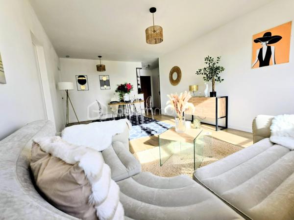 PS : Je tiens à préciser que les photos présentées dans cette annonce ne sont pas des images générées par intelligence artificielle.
Il s’agit bien de photographies réalisées en conditions réelles, une fois les travaux et la mise en place de la décoration effectués par l’architecte d’intérieur.
Ainsi, lors de votre visite, vous découvrirez l’appartement tel que vous le voyez sur les photos, avec la même ambiance, les mêmes volumes et les mêmes prestations.
Aucune mauvaise surprise : les photos reflètent fidèlement la réalité du bien.


 ✨ ÉLÉGANCE, CONFORT ET PRESTATIONS HAUT DE GAMME – SUPERBE T3 ENTIÈREMENT RÉNOVÉ ✨

COUP DE CŒUR !
Découvrez ce magnifique appartement T3 de 70,63 m², entièrement rénové avec goût et bénéficiant de prestations de qualité, idéalement situé à seulement 2 minutes en voiture du boulevard Jamin et de l’avenue Jean Jaurès, et à environ 7 minutes en voiture du Boulingrin à Reims.
Installé au sein d’une résidence ultra sécurisée, parfaitement entretenue et avec ascenseur, cet appartement offre un cadre de vie à la fois élégant, confortable et fonctionnel.
Dès l’entrée, vous serez immédiatement séduit par la qualité de la rénovation, les beaux volumes et l’atmosphère chaleureuse qui se dégagent de ce bien soigneusement pensé dans les moindres détails.

🍽️ UNE CUISINE ITALIENNE D’EXCEPTION AVEC ACCÈS DIRECT AU BALCON
Véritable pièce maîtresse de l’appartement, la cuisine entièrement neuve a été réalisée par la prestigieuse marque italienne ARMONY – Armony Cucine.
À la fois contemporaine, élégante et parfaitement fonctionnelle, elle bénéficie de nombreux rangements et d’un équipement électroménager complet :

• Réfrigérateur combiné
• Four
• Plaque de cuisson à induction
• Hotte
• Lave-vaisselle

Son véritable atout : un accès direct au balcon depuis la cuisine, offrant un agréable prolongement de l’espace de vie et permettant de profiter facilement de l’extérieur au quotidien.
Un espace particulièrement agréable pour prendre un café, déjeuner ou simplement profiter d’un moment de détente.

🛏️ UN ESPACE NUIT CONFORTABLE ET PARFAITEMENT OPTIMISÉ
L’appartement dispose de deux belles chambres, dont l’une bénéficie d’un dressing aménagé, offrant un espace de rangement particulièrement appréciable.
Vous profiterez également d’un dressing / espace buanderie, idéal pour faciliter l’organisation du quotidien.
Une salle de bains complète l’espace nuit tandis que les WC indépendants apportent un confort supplémentaire.

🏡 DES PRESTATIONS COMPLÈTES POUR UN CONFORT AU QUOTIDIEN
Ce superbe appartement bénéficie notamment de :

• 70,63 m² habitables
• 2 chambres
• Balcon accessible directement depuis la cuisine
• Garage privatif
• Cave
• Cuisine italienne haut de gamme ARMONY entièrement neuve
• Électroménager complet
• Dressing aménagé dans l’une des chambres
• Dressing / buanderie
• WC indépendant
• Visiophone
• Fibre optique
• Ascenseur
• Résidence ultra sécurisée
• Chauffage gaz collectif
• Têtes thermostatiques et répartiteurs

🔐 UNE RÉSIDENCE ULTRA SÉCURISÉE ET PARFAITEMENT ENTRETENUE
Vous apprécierez particulièrement le niveau de sécurité, la qualité d’entretien de la résidence ainsi que les nombreux services compris dans les charges de copropriété.
Les charges s’élèvent à 2 390 € par an et comprennent notamment :

• Chauffage collectif
• Eau
• Syndic professionnel
• Ascenseur
• Femme de ménage
• Ordures ménagères
• Entretien des espaces verts
• Électricité des parties communes
• Assurances diverses
• Contrat incendie

💶 INFORMATIONS FINANCIÈRES ET ÉNERGÉTIQUES
Taxe foncière 2026 : 1 324 €
DPE : D
GES : D

❤️ UN APPARTEMENT SOIGNÉ, ÉLÉGANT ET PRÊT À VIVRE

Entièrement rénové avec goût, cet appartement réunit de nombreux atouts recherchés : une superbe cuisine italienne ARMONY neuve, un accès direct au balcon depuis la cuisine, deux chambres, des espaces de rangement généreux, un garage privatif, une cave et une résidence ultra sécurisée et parfaitement entretenue.
Ici, aucun travaux à prévoir : tout a été pensé pour vous offrir un intérieur confortable, moderne et immédiatement habitable.

🔑 VOUS N’AVEZ PLUS QU’À POSER VOS VALISES !

Un bien rare qui séduira aussi bien une résidence principale qu’un acquéreur recherchant un appartement entièrement rénové, élégant, fonctionnel et bénéficiant de prestations de qualité.
📞 Une visite s’impose pour découvrir toute la qualité de la rénovation, le charme des lieux et les prestations de cet appartement.