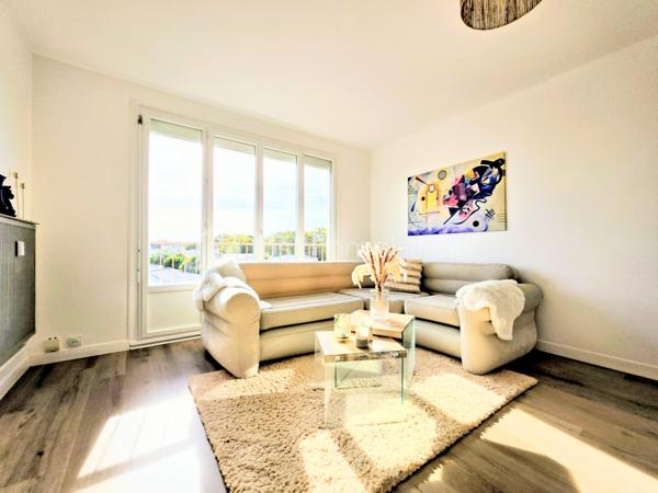 PS : Je tiens à préciser que les photos présentées dans cette annonce ne sont pas des images générées par intelligence artificielle.
Il s’agit bien de photographies réalisées en conditions réelles, une fois les travaux et la mise en place de la décoration effectués par l’architecte d’intérieur.
Ainsi, lors de votre visite, vous découvrirez l’appartement tel que vous le voyez sur les photos, avec la même ambiance, les mêmes volumes et les mêmes prestations.
Aucune mauvaise surprise : les photos reflètent fidèlement la réalité du bien.


 ✨ ÉLÉGANCE, CONFORT ET PRESTATIONS HAUT DE GAMME – SUPERBE T3 ENTIÈREMENT RÉNOVÉ ✨

COUP DE CŒUR !
Découvrez ce magnifique appartement T3 de 70,63 m², entièrement rénové avec goût et bénéficiant de prestations de qualité, idéalement situé à seulement 2 minutes en voiture du boulevard Jamin et de l’avenue Jean Jaurès, et à environ 7 minutes en voiture du Boulingrin à Reims.
Installé au sein d’une résidence ultra sécurisée, parfaitement entretenue et avec ascenseur, cet appartement offre un cadre de vie à la fois élégant, confortable et fonctionnel.
Dès l’entrée, vous serez immédiatement séduit par la qualité de la rénovation, les beaux volumes et l’atmosphère chaleureuse qui se dégagent de ce bien soigneusement pensé dans les moindres détails.

🍽️ UNE CUISINE ITALIENNE D’EXCEPTION AVEC ACCÈS DIRECT AU BALCON
Véritable pièce maîtresse de l’appartement, la cuisine entièrement neuve a été réalisée par la prestigieuse marque italienne ARMONY – Armony Cucine.
À la fois contemporaine, élégante et parfaitement fonctionnelle, elle bénéficie de nombreux rangements et d’un équipement électroménager complet :

• Réfrigérateur combiné
• Four
• Plaque de cuisson à induction
• Hotte
• Lave-vaisselle

Son véritable atout : un accès direct au balcon depuis la cuisine, offrant un agréable prolongement de l’espace de vie et permettant de profiter facilement de l’extérieur au quotidien.
Un espace particulièrement agréable pour prendre un café, déjeuner ou simplement profiter d’un moment de détente.

🛏️ UN ESPACE NUIT CONFORTABLE ET PARFAITEMENT OPTIMISÉ
L’appartement dispose de deux belles chambres, dont l’une bénéficie d’un dressing aménagé, offrant un espace de rangement particulièrement appréciable.
Vous profiterez également d’un dressing / espace buanderie, idéal pour faciliter l’organisation du quotidien.
Une salle de bains complète l’espace nuit tandis que les WC indépendants apportent un confort supplémentaire.

🏡 DES PRESTATIONS COMPLÈTES POUR UN CONFORT AU QUOTIDIEN
Ce superbe appartement bénéficie notamment de :

• 70,63 m² habitables
• 2 chambres
• Balcon accessible directement depuis la cuisine
• Garage privatif
• Cave
• Cuisine italienne haut de gamme ARMONY entièrement neuve
• Électroménager complet
• Dressing aménagé dans l’une des chambres
• Dressing / buanderie
• WC indépendant
• Visiophone
• Fibre optique
• Ascenseur
• Résidence ultra sécurisée
• Chauffage gaz collectif
• Têtes thermostatiques et répartiteurs

🔐 UNE RÉSIDENCE ULTRA SÉCURISÉE ET PARFAITEMENT ENTRETENUE
Vous apprécierez particulièrement le niveau de sécurité, la qualité d’entretien de la résidence ainsi que les nombreux services compris dans les charges de copropriété.
Les charges s’élèvent à 2 390 € par an et comprennent notamment :

• Chauffage collectif
• Eau
• Syndic professionnel
• Ascenseur
• Femme de ménage
• Ordures ménagères
• Entretien des espaces verts
• Électricité des parties communes
• Assurances diverses
• Contrat incendie

💶 INFORMATIONS FINANCIÈRES ET ÉNERGÉTIQUES
Taxe foncière 2026 : 1 324 €
DPE : D
GES : D

❤️ UN APPARTEMENT SOIGNÉ, ÉLÉGANT ET PRÊT À VIVRE

Entièrement rénové avec goût, cet appartement réunit de nombreux atouts recherchés : une superbe cuisine italienne ARMONY neuve, un accès direct au balcon depuis la cuisine, deux chambres, des espaces de rangement généreux, un garage privatif, une cave et une résidence ultra sécurisée et parfaitement entretenue.
Ici, aucun travaux à prévoir : tout a été pensé pour vous offrir un intérieur confortable, moderne et immédiatement habitable.

🔑 VOUS N’AVEZ PLUS QU’À POSER VOS VALISES !

Un bien rare qui séduira aussi bien une résidence principale qu’un acquéreur recherchant un appartement entièrement rénové, élégant, fonctionnel et bénéficiant de prestations de qualité.
📞 Une visite s’impose pour découvrir toute la qualité de la rénovation, le charme des lieux et les prestations de cet appartement.
