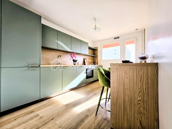 PS : Je tiens à préciser que les photos présentées dans cette annonce ne sont pas des images générées par intelligence artificielle.
Il s’agit bien de photographies réalisées en conditions réelles, une fois les travaux et la mise en place de la décoration effectués par l’architecte d’intérieur.
Ainsi, lors de votre visite, vous découvrirez l’appartement tel que vous le voyez sur les photos, avec la même ambiance, les mêmes volumes et les mêmes prestations.
Aucune mauvaise surprise : les photos reflètent fidèlement la réalité du bien.


 ✨ ÉLÉGANCE, CONFORT ET PRESTATIONS HAUT DE GAMME – SUPERBE T3 ENTIÈREMENT RÉNOVÉ ✨

COUP DE CŒUR !
Découvrez ce magnifique appartement T3 de 70,63 m², entièrement rénové avec goût et bénéficiant de prestations de qualité, idéalement situé à seulement 2 minutes en voiture du boulevard Jamin et de l’avenue Jean Jaurès, et à environ 7 minutes en voiture du Boulingrin à Reims.
Installé au sein d’une résidence ultra sécurisée, parfaitement entretenue et avec ascenseur, cet appartement offre un cadre de vie à la fois élégant, confortable et fonctionnel.
Dès l’entrée, vous serez immédiatement séduit par la qualité de la rénovation, les beaux volumes et l’atmosphère chaleureuse qui se dégagent de ce bien soigneusement pensé dans les moindres détails.

🍽️ UNE CUISINE ITALIENNE D’EXCEPTION AVEC ACCÈS DIRECT AU BALCON
Véritable pièce maîtresse de l’appartement, la cuisine entièrement neuve a été réalisée par la prestigieuse marque italienne ARMONY – Armony Cucine.
À la fois contemporaine, élégante et parfaitement fonctionnelle, elle bénéficie de nombreux rangements et d’un équipement électroménager complet :

• Réfrigérateur combiné
• Four
• Plaque de cuisson à induction
• Hotte
• Lave-vaisselle

Son véritable atout : un accès direct au balcon depuis la cuisine, offrant un agréable prolongement de l’espace de vie et permettant de profiter facilement de l’extérieur au quotidien.
Un espace particulièrement agréable pour prendre un café, déjeuner ou simplement profiter d’un moment de détente.

🛏️ UN ESPACE NUIT CONFORTABLE ET PARFAITEMENT OPTIMISÉ
L’appartement dispose de deux belles chambres, dont l’une bénéficie d’un dressing aménagé, offrant un espace de rangement particulièrement appréciable.
Vous profiterez également d’un dressing / espace buanderie, idéal pour faciliter l’organisation du quotidien.
Une salle de bains complète l’espace nuit tandis que les WC indépendants apportent un confort supplémentaire.

🏡 DES PRESTATIONS COMPLÈTES POUR UN CONFORT AU QUOTIDIEN
Ce superbe appartement bénéficie notamment de :

• 70,63 m² habitables
• 2 chambres
• Balcon accessible directement depuis la cuisine
• Garage privatif
• Cave
• Cuisine italienne haut de gamme ARMONY entièrement neuve
• Électroménager complet
• Dressing aménagé dans l’une des chambres
• Dressing / buanderie
• WC indépendant
• Visiophone
• Fibre optique
• Ascenseur
• Résidence ultra sécurisée
• Chauffage gaz collectif
• Têtes thermostatiques et répartiteurs

🔐 UNE RÉSIDENCE ULTRA SÉCURISÉE ET PARFAITEMENT ENTRETENUE
Vous apprécierez particulièrement le niveau de sécurité, la qualité d’entretien de la résidence ainsi que les nombreux services compris dans les charges de copropriété.
Les charges s’élèvent à 2 390 € par an et comprennent notamment :

• Chauffage collectif
• Eau
• Syndic professionnel
• Ascenseur
• Femme de ménage
• Ordures ménagères
• Entretien des espaces verts
• Électricité des parties communes
• Assurances diverses
• Contrat incendie

💶 INFORMATIONS FINANCIÈRES ET ÉNERGÉTIQUES
Taxe foncière 2026 : 1 324 €
DPE : D
GES : D

❤️ UN APPARTEMENT SOIGNÉ, ÉLÉGANT ET PRÊT À VIVRE

Entièrement rénové avec goût, cet appartement réunit de nombreux atouts recherchés : une superbe cuisine italienne ARMONY neuve, un accès direct au balcon depuis la cuisine, deux chambres, des espaces de rangement généreux, un garage privatif, une cave et une résidence ultra sécurisée et parfaitement entretenue.
Ici, aucun travaux à prévoir : tout a été pensé pour vous offrir un intérieur confortable, moderne et immédiatement habitable.

🔑 VOUS N’AVEZ PLUS QU’À POSER VOS VALISES !

Un bien rare qui séduira aussi bien une résidence principale qu’un acquéreur recherchant un appartement entièrement rénové, élégant, fonctionnel et bénéficiant de prestations de qualité.
📞 Une visite s’impose pour découvrir toute la qualité de la rénovation, le charme des lieux et les prestations de cet appartement.
