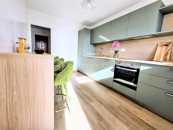 PS : Je tiens à préciser que les photos présentées dans cette annonce ne sont pas des images générées par intelligence artificielle.
Il s’agit bien de photographies réalisées en conditions réelles, une fois les travaux et la mise en place de la décoration effectués par l’architecte d’intérieur.
Ainsi, lors de votre visite, vous découvrirez l’appartement tel que vous le voyez sur les photos, avec la même ambiance, les mêmes volumes et les mêmes prestations.
Aucune mauvaise surprise : les photos reflètent fidèlement la réalité du bien.


 ✨ ÉLÉGANCE, CONFORT ET PRESTATIONS HAUT DE GAMME – SUPERBE T3 ENTIÈREMENT RÉNOVÉ ✨

COUP DE CŒUR !
Découvrez ce magnifique appartement T3 de 70,63 m², entièrement rénové avec goût et bénéficiant de prestations de qualité, idéalement situé à seulement 2 minutes en voiture du boulevard Jamin et de l’avenue Jean Jaurès, et à environ 7 minutes en voiture du Boulingrin à Reims.
Installé au sein d’une résidence ultra sécurisée, parfaitement entretenue et avec ascenseur, cet appartement offre un cadre de vie à la fois élégant, confortable et fonctionnel.
Dès l’entrée, vous serez immédiatement séduit par la qualité de la rénovation, les beaux volumes et l’atmosphère chaleureuse qui se dégagent de ce bien soigneusement pensé dans les moindres détails.

🍽️ UNE CUISINE ITALIENNE D’EXCEPTION AVEC ACCÈS DIRECT AU BALCON
Véritable pièce maîtresse de l’appartement, la cuisine entièrement neuve a été réalisée par la prestigieuse marque italienne ARMONY – Armony Cucine.
À la fois contemporaine, élégante et parfaitement fonctionnelle, elle bénéficie de nombreux rangements et d’un équipement électroménager complet :

• Réfrigérateur combiné
• Four
• Plaque de cuisson à induction
• Hotte
• Lave-vaisselle

Son véritable atout : un accès direct au balcon depuis la cuisine, offrant un agréable prolongement de l’espace de vie et permettant de profiter facilement de l’extérieur au quotidien.
Un espace particulièrement agréable pour prendre un café, déjeuner ou simplement profiter d’un moment de détente.

🛏️ UN ESPACE NUIT CONFORTABLE ET PARFAITEMENT OPTIMISÉ
L’appartement dispose de deux belles chambres, dont l’une bénéficie d’un dressing aménagé, offrant un espace de rangement particulièrement appréciable.
Vous profiterez également d’un dressing / espace buanderie, idéal pour faciliter l’organisation du quotidien.
Une salle de bains complète l’espace nuit tandis que les WC indépendants apportent un confort supplémentaire.

🏡 DES PRESTATIONS COMPLÈTES POUR UN CONFORT AU QUOTIDIEN
Ce superbe appartement bénéficie notamment de :

• 70,63 m² habitables
• 2 chambres
• Balcon accessible directement depuis la cuisine
• Garage privatif
• Cave
• Cuisine italienne haut de gamme ARMONY entièrement neuve
• Électroménager complet
• Dressing aménagé dans l’une des chambres
• Dressing / buanderie
• WC indépendant
• Visiophone
• Fibre optique
• Ascenseur
• Résidence ultra sécurisée
• Chauffage gaz collectif
• Têtes thermostatiques et répartiteurs

🔐 UNE RÉSIDENCE ULTRA SÉCURISÉE ET PARFAITEMENT ENTRETENUE
Vous apprécierez particulièrement le niveau de sécurité, la qualité d’entretien de la résidence ainsi que les nombreux services compris dans les charges de copropriété.
Les charges s’élèvent à 2 390 € par an et comprennent notamment :

• Chauffage collectif
• Eau
• Syndic professionnel
• Ascenseur
• Femme de ménage
• Ordures ménagères
• Entretien des espaces verts
• Électricité des parties communes
• Assurances diverses
• Contrat incendie

💶 INFORMATIONS FINANCIÈRES ET ÉNERGÉTIQUES
Taxe foncière 2026 : 1 324 €
DPE : D
GES : D

❤️ UN APPARTEMENT SOIGNÉ, ÉLÉGANT ET PRÊT À VIVRE

Entièrement rénové avec goût, cet appartement réunit de nombreux atouts recherchés : une superbe cuisine italienne ARMONY neuve, un accès direct au balcon depuis la cuisine, deux chambres, des espaces de rangement généreux, un garage privatif, une cave et une résidence ultra sécurisée et parfaitement entretenue.
Ici, aucun travaux à prévoir : tout a été pensé pour vous offrir un intérieur confortable, moderne et immédiatement habitable.

🔑 VOUS N’AVEZ PLUS QU’À POSER VOS VALISES !

Un bien rare qui séduira aussi bien une résidence principale qu’un acquéreur recherchant un appartement entièrement rénové, élégant, fonctionnel et bénéficiant de prestations de qualité.
📞 Une visite s’impose pour découvrir toute la qualité de la rénovation, le charme des lieux et les prestations de cet appartement.