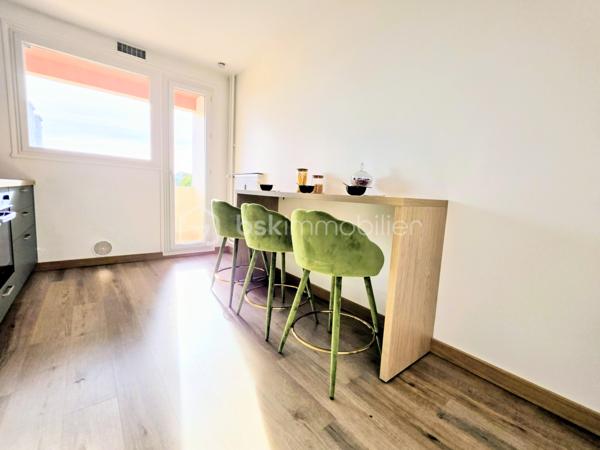 PS : Je tiens à préciser que les photos présentées dans cette annonce ne sont pas des images générées par intelligence artificielle.
Il s’agit bien de photographies réalisées en conditions réelles, une fois les travaux et la mise en place de la décoration effectués par l’architecte d’intérieur.
Ainsi, lors de votre visite, vous découvrirez l’appartement tel que vous le voyez sur les photos, avec la même ambiance, les mêmes volumes et les mêmes prestations.
Aucune mauvaise surprise : les photos reflètent fidèlement la réalité du bien.


 ✨ ÉLÉGANCE, CONFORT ET PRESTATIONS HAUT DE GAMME – SUPERBE T3 ENTIÈREMENT RÉNOVÉ ✨

COUP DE CŒUR !
Découvrez ce magnifique appartement T3 de 70,63 m², entièrement rénové avec goût et bénéficiant de prestations de qualité, idéalement situé à seulement 2 minutes en voiture du boulevard Jamin et de l’avenue Jean Jaurès, et à environ 7 minutes en voiture du Boulingrin à Reims.
Installé au sein d’une résidence ultra sécurisée, parfaitement entretenue et avec ascenseur, cet appartement offre un cadre de vie à la fois élégant, confortable et fonctionnel.
Dès l’entrée, vous serez immédiatement séduit par la qualité de la rénovation, les beaux volumes et l’atmosphère chaleureuse qui se dégagent de ce bien soigneusement pensé dans les moindres détails.

🍽️ UNE CUISINE ITALIENNE D’EXCEPTION AVEC ACCÈS DIRECT AU BALCON
Véritable pièce maîtresse de l’appartement, la cuisine entièrement neuve a été réalisée par la prestigieuse marque italienne ARMONY – Armony Cucine.
À la fois contemporaine, élégante et parfaitement fonctionnelle, elle bénéficie de nombreux rangements et d’un équipement électroménager complet :

• Réfrigérateur combiné
• Four
• Plaque de cuisson à induction
• Hotte
• Lave-vaisselle

Son véritable atout : un accès direct au balcon depuis la cuisine, offrant un agréable prolongement de l’espace de vie et permettant de profiter facilement de l’extérieur au quotidien.
Un espace particulièrement agréable pour prendre un café, déjeuner ou simplement profiter d’un moment de détente.

🛏️ UN ESPACE NUIT CONFORTABLE ET PARFAITEMENT OPTIMISÉ
L’appartement dispose de deux belles chambres, dont l’une bénéficie d’un dressing aménagé, offrant un espace de rangement particulièrement appréciable.
Vous profiterez également d’un dressing / espace buanderie, idéal pour faciliter l’organisation du quotidien.
Une salle de bains complète l’espace nuit tandis que les WC indépendants apportent un confort supplémentaire.

🏡 DES PRESTATIONS COMPLÈTES POUR UN CONFORT AU QUOTIDIEN
Ce superbe appartement bénéficie notamment de :

• 70,63 m² habitables
• 2 chambres
• Balcon accessible directement depuis la cuisine
• Garage privatif
• Cave
• Cuisine italienne haut de gamme ARMONY entièrement neuve
• Électroménager complet
• Dressing aménagé dans l’une des chambres
• Dressing / buanderie
• WC indépendant
• Visiophone
• Fibre optique
• Ascenseur
• Résidence ultra sécurisée
• Chauffage gaz collectif
• Têtes thermostatiques et répartiteurs

🔐 UNE RÉSIDENCE ULTRA SÉCURISÉE ET PARFAITEMENT ENTRETENUE
Vous apprécierez particulièrement le niveau de sécurité, la qualité d’entretien de la résidence ainsi que les nombreux services compris dans les charges de copropriété.
Les charges s’élèvent à 2 390 € par an et comprennent notamment :

• Chauffage collectif
• Eau
• Syndic professionnel
• Ascenseur
• Femme de ménage
• Ordures ménagères
• Entretien des espaces verts
• Électricité des parties communes
• Assurances diverses
• Contrat incendie

💶 INFORMATIONS FINANCIÈRES ET ÉNERGÉTIQUES
Taxe foncière 2026 : 1 324 €
DPE : D
GES : D

❤️ UN APPARTEMENT SOIGNÉ, ÉLÉGANT ET PRÊT À VIVRE

Entièrement rénové avec goût, cet appartement réunit de nombreux atouts recherchés : une superbe cuisine italienne ARMONY neuve, un accès direct au balcon depuis la cuisine, deux chambres, des espaces de rangement généreux, un garage privatif, une cave et une résidence ultra sécurisée et parfaitement entretenue.
Ici, aucun travaux à prévoir : tout a été pensé pour vous offrir un intérieur confortable, moderne et immédiatement habitable.

🔑 VOUS N’AVEZ PLUS QU’À POSER VOS VALISES !

Un bien rare qui séduira aussi bien une résidence principale qu’un acquéreur recherchant un appartement entièrement rénové, élégant, fonctionnel et bénéficiant de prestations de qualité.
📞 Une visite s’impose pour découvrir toute la qualité de la rénovation, le charme des lieux et les prestations de cet appartement.