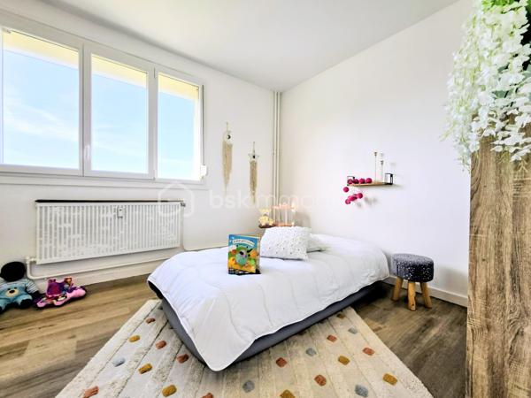 PS : Je tiens à préciser que les photos présentées dans cette annonce ne sont pas des images générées par intelligence artificielle.
Il s’agit bien de photographies réalisées en conditions réelles, une fois les travaux et la mise en place de la décoration effectués par l’architecte d’intérieur.
Ainsi, lors de votre visite, vous découvrirez l’appartement tel que vous le voyez sur les photos, avec la même ambiance, les mêmes volumes et les mêmes prestations.
Aucune mauvaise surprise : les photos reflètent fidèlement la réalité du bien.


 ✨ ÉLÉGANCE, CONFORT ET PRESTATIONS HAUT DE GAMME – SUPERBE T3 ENTIÈREMENT RÉNOVÉ ✨

COUP DE CŒUR !
Découvrez ce magnifique appartement T3 de 70,63 m², entièrement rénové avec goût et bénéficiant de prestations de qualité, idéalement situé à seulement 2 minutes en voiture du boulevard Jamin et de l’avenue Jean Jaurès, et à environ 7 minutes en voiture du Boulingrin à Reims.
Installé au sein d’une résidence ultra sécurisée, parfaitement entretenue et avec ascenseur, cet appartement offre un cadre de vie à la fois élégant, confortable et fonctionnel.
Dès l’entrée, vous serez immédiatement séduit par la qualité de la rénovation, les beaux volumes et l’atmosphère chaleureuse qui se dégagent de ce bien soigneusement pensé dans les moindres détails.

🍽️ UNE CUISINE ITALIENNE D’EXCEPTION AVEC ACCÈS DIRECT AU BALCON
Véritable pièce maîtresse de l’appartement, la cuisine entièrement neuve a été réalisée par la prestigieuse marque italienne ARMONY – Armony Cucine.
À la fois contemporaine, élégante et parfaitement fonctionnelle, elle bénéficie de nombreux rangements et d’un équipement électroménager complet :

• Réfrigérateur combiné
• Four
• Plaque de cuisson à induction
• Hotte
• Lave-vaisselle

Son véritable atout : un accès direct au balcon depuis la cuisine, offrant un agréable prolongement de l’espace de vie et permettant de profiter facilement de l’extérieur au quotidien.
Un espace particulièrement agréable pour prendre un café, déjeuner ou simplement profiter d’un moment de détente.

🛏️ UN ESPACE NUIT CONFORTABLE ET PARFAITEMENT OPTIMISÉ
L’appartement dispose de deux belles chambres, dont l’une bénéficie d’un dressing aménagé, offrant un espace de rangement particulièrement appréciable.
Vous profiterez également d’un dressing / espace buanderie, idéal pour faciliter l’organisation du quotidien.
Une salle de bains complète l’espace nuit tandis que les WC indépendants apportent un confort supplémentaire.

🏡 DES PRESTATIONS COMPLÈTES POUR UN CONFORT AU QUOTIDIEN
Ce superbe appartement bénéficie notamment de :

• 70,63 m² habitables
• 2 chambres
• Balcon accessible directement depuis la cuisine
• Garage privatif
• Cave
• Cuisine italienne haut de gamme ARMONY entièrement neuve
• Électroménager complet
• Dressing aménagé dans l’une des chambres
• Dressing / buanderie
• WC indépendant
• Visiophone
• Fibre optique
• Ascenseur
• Résidence ultra sécurisée
• Chauffage gaz collectif
• Têtes thermostatiques et répartiteurs

🔐 UNE RÉSIDENCE ULTRA SÉCURISÉE ET PARFAITEMENT ENTRETENUE
Vous apprécierez particulièrement le niveau de sécurité, la qualité d’entretien de la résidence ainsi que les nombreux services compris dans les charges de copropriété.
Les charges s’élèvent à 2 390 € par an et comprennent notamment :

• Chauffage collectif
• Eau
• Syndic professionnel
• Ascenseur
• Femme de ménage
• Ordures ménagères
• Entretien des espaces verts
• Électricité des parties communes
• Assurances diverses
• Contrat incendie

💶 INFORMATIONS FINANCIÈRES ET ÉNERGÉTIQUES
Taxe foncière 2026 : 1 324 €
DPE : D
GES : D

❤️ UN APPARTEMENT SOIGNÉ, ÉLÉGANT ET PRÊT À VIVRE

Entièrement rénové avec goût, cet appartement réunit de nombreux atouts recherchés : une superbe cuisine italienne ARMONY neuve, un accès direct au balcon depuis la cuisine, deux chambres, des espaces de rangement généreux, un garage privatif, une cave et une résidence ultra sécurisée et parfaitement entretenue.
Ici, aucun travaux à prévoir : tout a été pensé pour vous offrir un intérieur confortable, moderne et immédiatement habitable.

🔑 VOUS N’AVEZ PLUS QU’À POSER VOS VALISES !

Un bien rare qui séduira aussi bien une résidence principale qu’un acquéreur recherchant un appartement entièrement rénové, élégant, fonctionnel et bénéficiant de prestations de qualité.
📞 Une visite s’impose pour découvrir toute la qualité de la rénovation, le charme des lieux et les prestations de cet appartement.