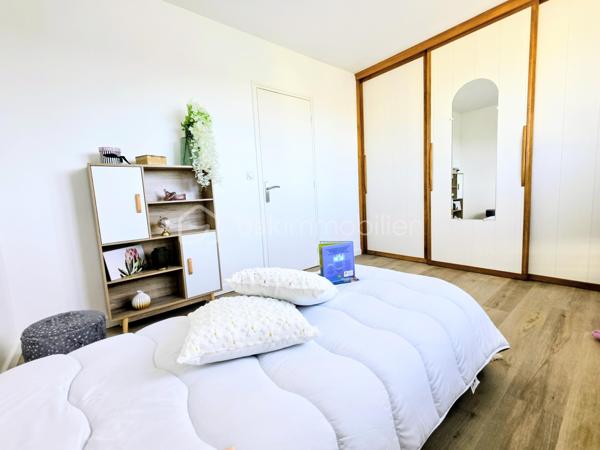 PS : Je tiens à préciser que les photos présentées dans cette annonce ne sont pas des images générées par intelligence artificielle.
Il s’agit bien de photographies réalisées en conditions réelles, une fois les travaux et la mise en place de la décoration effectués par l’architecte d’intérieur.
Ainsi, lors de votre visite, vous découvrirez l’appartement tel que vous le voyez sur les photos, avec la même ambiance, les mêmes volumes et les mêmes prestations.
Aucune mauvaise surprise : les photos reflètent fidèlement la réalité du bien.


 ✨ ÉLÉGANCE, CONFORT ET PRESTATIONS HAUT DE GAMME – SUPERBE T3 ENTIÈREMENT RÉNOVÉ ✨

COUP DE CŒUR !
Découvrez ce magnifique appartement T3 de 70,63 m², entièrement rénové avec goût et bénéficiant de prestations de qualité, idéalement situé à seulement 2 minutes en voiture du boulevard Jamin et de l’avenue Jean Jaurès, et à environ 7 minutes en voiture du Boulingrin à Reims.
Installé au sein d’une résidence ultra sécurisée, parfaitement entretenue et avec ascenseur, cet appartement offre un cadre de vie à la fois élégant, confortable et fonctionnel.
Dès l’entrée, vous serez immédiatement séduit par la qualité de la rénovation, les beaux volumes et l’atmosphère chaleureuse qui se dégagent de ce bien soigneusement pensé dans les moindres détails.

🍽️ UNE CUISINE ITALIENNE D’EXCEPTION AVEC ACCÈS DIRECT AU BALCON
Véritable pièce maîtresse de l’appartement, la cuisine entièrement neuve a été réalisée par la prestigieuse marque italienne ARMONY – Armony Cucine.
À la fois contemporaine, élégante et parfaitement fonctionnelle, elle bénéficie de nombreux rangements et d’un équipement électroménager complet :

• Réfrigérateur combiné
• Four
• Plaque de cuisson à induction
• Hotte
• Lave-vaisselle

Son véritable atout : un accès direct au balcon depuis la cuisine, offrant un agréable prolongement de l’espace de vie et permettant de profiter facilement de l’extérieur au quotidien.
Un espace particulièrement agréable pour prendre un café, déjeuner ou simplement profiter d’un moment de détente.

🛏️ UN ESPACE NUIT CONFORTABLE ET PARFAITEMENT OPTIMISÉ
L’appartement dispose de deux belles chambres, dont l’une bénéficie d’un dressing aménagé, offrant un espace de rangement particulièrement appréciable.
Vous profiterez également d’un dressing / espace buanderie, idéal pour faciliter l’organisation du quotidien.
Une salle de bains complète l’espace nuit tandis que les WC indépendants apportent un confort supplémentaire.

🏡 DES PRESTATIONS COMPLÈTES POUR UN CONFORT AU QUOTIDIEN
Ce superbe appartement bénéficie notamment de :

• 70,63 m² habitables
• 2 chambres
• Balcon accessible directement depuis la cuisine
• Garage privatif
• Cave
• Cuisine italienne haut de gamme ARMONY entièrement neuve
• Électroménager complet
• Dressing aménagé dans l’une des chambres
• Dressing / buanderie
• WC indépendant
• Visiophone
• Fibre optique
• Ascenseur
• Résidence ultra sécurisée
• Chauffage gaz collectif
• Têtes thermostatiques et répartiteurs

🔐 UNE RÉSIDENCE ULTRA SÉCURISÉE ET PARFAITEMENT ENTRETENUE
Vous apprécierez particulièrement le niveau de sécurité, la qualité d’entretien de la résidence ainsi que les nombreux services compris dans les charges de copropriété.
Les charges s’élèvent à 2 390 € par an et comprennent notamment :

• Chauffage collectif
• Eau
• Syndic professionnel
• Ascenseur
• Femme de ménage
• Ordures ménagères
• Entretien des espaces verts
• Électricité des parties communes
• Assurances diverses
• Contrat incendie

💶 INFORMATIONS FINANCIÈRES ET ÉNERGÉTIQUES
Taxe foncière 2026 : 1 324 €
DPE : D
GES : D

❤️ UN APPARTEMENT SOIGNÉ, ÉLÉGANT ET PRÊT À VIVRE

Entièrement rénové avec goût, cet appartement réunit de nombreux atouts recherchés : une superbe cuisine italienne ARMONY neuve, un accès direct au balcon depuis la cuisine, deux chambres, des espaces de rangement généreux, un garage privatif, une cave et une résidence ultra sécurisée et parfaitement entretenue.
Ici, aucun travaux à prévoir : tout a été pensé pour vous offrir un intérieur confortable, moderne et immédiatement habitable.

🔑 VOUS N’AVEZ PLUS QU’À POSER VOS VALISES !

Un bien rare qui séduira aussi bien une résidence principale qu’un acquéreur recherchant un appartement entièrement rénové, élégant, fonctionnel et bénéficiant de prestations de qualité.
📞 Une visite s’impose pour découvrir toute la qualité de la rénovation, le charme des lieux et les prestations de cet appartement.