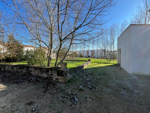 Maison spacieuse avec terrain constructible à Royan : votre havre de paix vous attend !