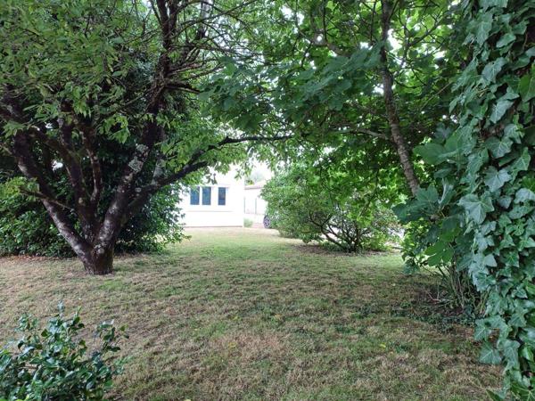 Maison spacieuse avec terrain constructible à Royan : votre havre de paix vous attend !