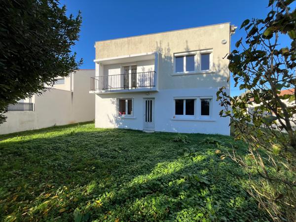 Maison spacieuse avec terrain constructible à Royan : votre havre de paix vous attend !