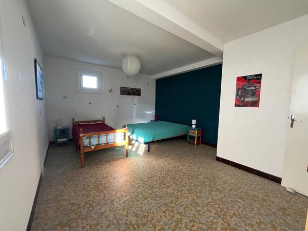 Maison spacieuse avec terrain constructible à Royan : votre havre de paix vous attend !