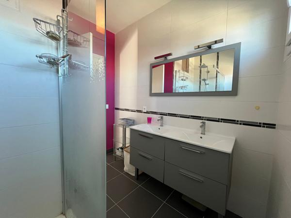 Maison spacieuse avec terrain constructible à Royan : votre havre de paix vous attend !