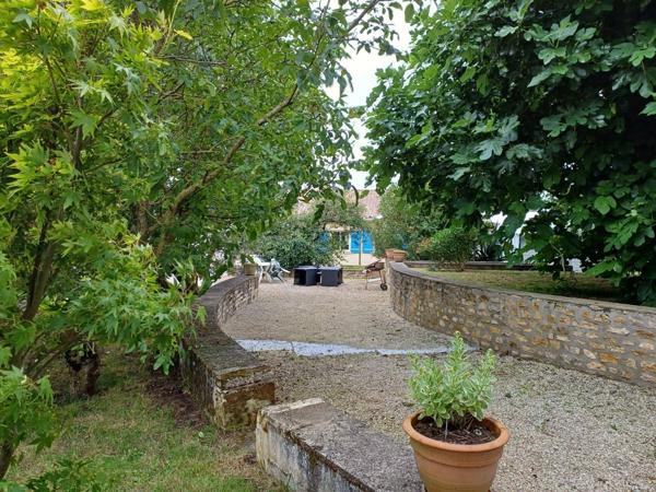 Maison spacieuse avec terrain constructible à Royan : votre havre de paix vous attend !