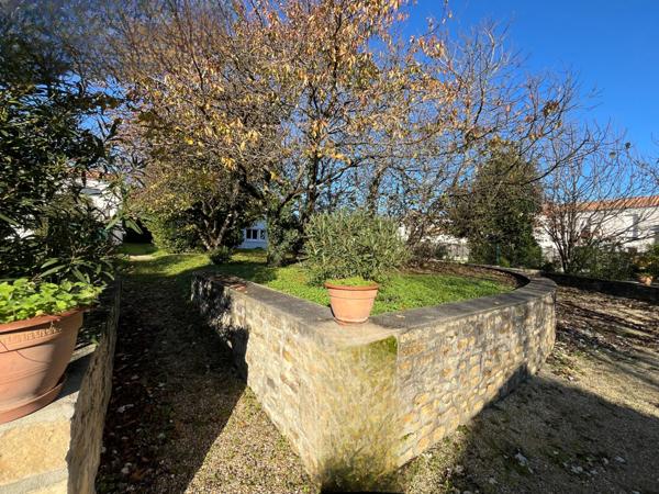 Maison spacieuse avec terrain constructible à Royan : votre havre de paix vous attend !