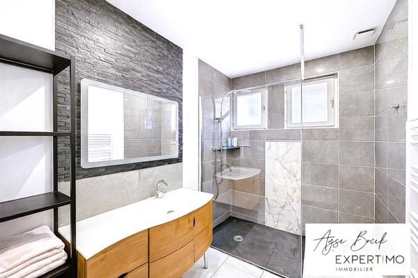 Givors (69700) Maison 4 chambres rénovée – Traversante – 2 terrasses – 259 000 € – Givors Les Bans