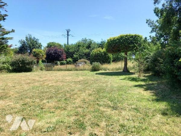 CROZON - LE FRET - Au calme, maison des années 75, en bon état général offrant salon, salle à m...