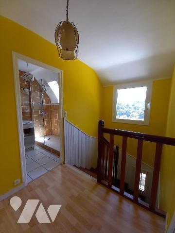 CROZON - LE FRET - Au calme, maison des années 75, en bon état général offrant salon, salle à m...