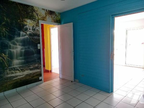 CROZON - LE FRET - Au calme, maison des années 75, en bon état général offrant salon, salle à m...