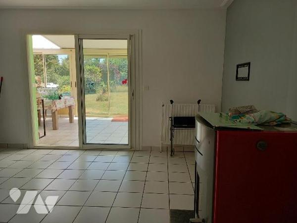 CROZON - LE FRET - Au calme, maison des années 75, en bon état général offrant salon, salle à m...