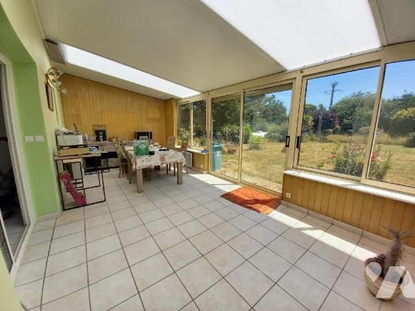 CROZON - LE FRET - Au calme, maison des années 75, en bon état général offrant salon, salle à m...