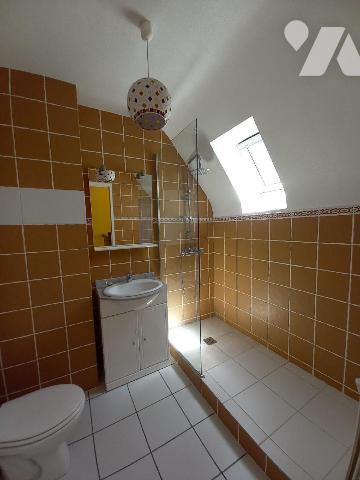 CROZON - LE FRET - Au calme, maison des années 75, en bon état général offrant salon, salle à m...