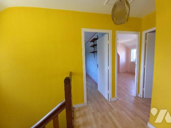 CROZON - LE FRET - Au calme, maison des années 75, en bon état général offrant salon, salle à m...