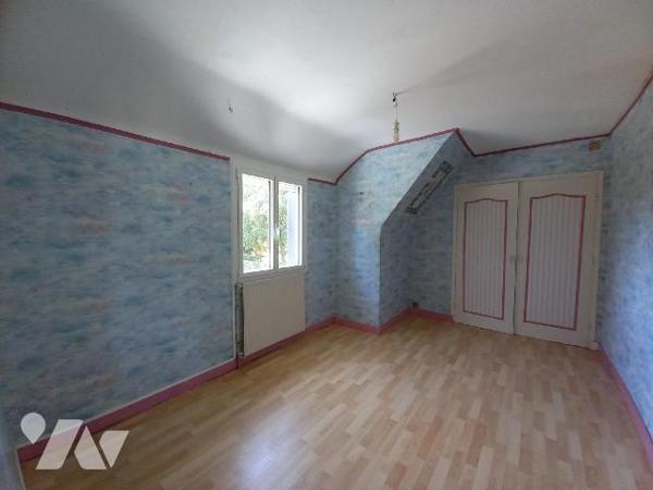 CROZON - LE FRET - Au calme, maison des années 75, en bon état général offrant salon, salle à m...