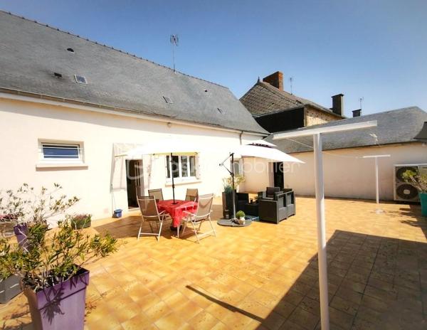 Pour investisseur ou résidence principale, découvrez cette jolie maison de plain-pied qui offre un beau potentiel à ses futurs propriétaires (travaux à prévoir)... Parfaitement située sur la commune de la Gravelle à 5 minutes de Saint-Pierre-La-Cour et à 20 minutes de Laval. Cette maison de plain-pied de 89 m², mitoyenne, offre un cadre de vie idéal pour une famille. Nous commencerons la visite par un vaste hall d'entrée, une cuisine aménagée et équipée de 13,5 m², un salon-séjour lumineux pour une surface totale de 27 m².
Coté nuit, 2 chambres de 12,5 et 14 m². Une salle d'eau fonctionnelle de 7,5 m² avec douche. Un toilette séparé.
Un grenier non aménageable.
Coté extérieur, une parcelle totale de 884 m² offrant une dépendance de 23 m², une terrasse de 90 m², un garage de 15 m².
Eléments techniques : Chauffage Pompe à chaleur air/eau, menuiseries PVC et bois double vitrage avec volets électriques, un Puits.
Alors désireux d'en savoir plus sur cette maison de plain-pied ? Appelez-moi...