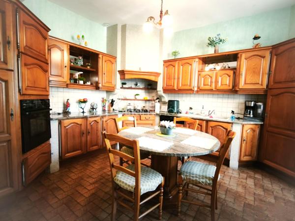 Pour investisseur ou résidence principale, découvrez cette jolie maison de plain-pied qui offre un beau potentiel à ses futurs propriétaires (travaux à prévoir)... Parfaitement située sur la commune de la Gravelle à 5 minutes de Saint-Pierre-La-Cour et à 20 minutes de Laval. Cette maison de plain-pied de 89 m², mitoyenne, offre un cadre de vie idéal pour une famille. Nous commencerons la visite par un vaste hall d'entrée, une cuisine aménagée et équipée de 13,5 m², un salon-séjour lumineux pour une surface totale de 27 m².
Coté nuit, 2 chambres de 12,5 et 14 m². Une salle d'eau fonctionnelle de 7,5 m² avec douche. Un toilette séparé.
Un grenier non aménageable.
Coté extérieur, une parcelle totale de 884 m² offrant une dépendance de 23 m², une terrasse de 90 m², un garage de 15 m².
Eléments techniques : Chauffage Pompe à chaleur air/eau, menuiseries PVC et bois double vitrage avec volets électriques, un Puits.
Alors désireux d'en savoir plus sur cette maison de plain-pied ? Appelez-moi...