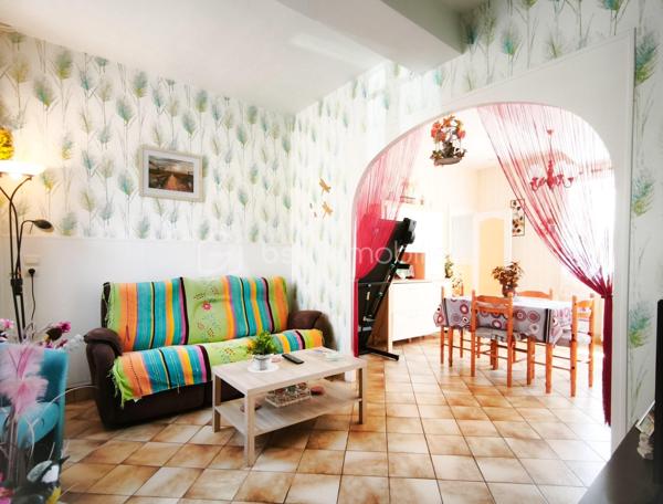 Pour investisseur ou résidence principale, découvrez cette jolie maison de plain-pied qui offre un beau potentiel à ses futurs propriétaires (travaux à prévoir)... Parfaitement située sur la commune de la Gravelle à 5 minutes de Saint-Pierre-La-Cour et à 20 minutes de Laval. Cette maison de plain-pied de 89 m², mitoyenne, offre un cadre de vie idéal pour une famille. Nous commencerons la visite par un vaste hall d'entrée, une cuisine aménagée et équipée de 13,5 m², un salon-séjour lumineux pour une surface totale de 27 m².
Coté nuit, 2 chambres de 12,5 et 14 m². Une salle d'eau fonctionnelle de 7,5 m² avec douche. Un toilette séparé.
Un grenier non aménageable.
Coté extérieur, une parcelle totale de 884 m² offrant une dépendance de 23 m², une terrasse de 90 m², un garage de 15 m².
Eléments techniques : Chauffage Pompe à chaleur air/eau, menuiseries PVC et bois double vitrage avec volets électriques, un Puits.
Alors désireux d'en savoir plus sur cette maison de plain-pied ? Appelez-moi...