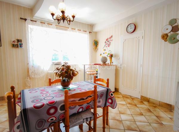Pour investisseur ou résidence principale, découvrez cette jolie maison de plain-pied qui offre un beau potentiel à ses futurs propriétaires (travaux à prévoir)... Parfaitement située sur la commune de la Gravelle à 5 minutes de Saint-Pierre-La-Cour et à 20 minutes de Laval. Cette maison de plain-pied de 89 m², mitoyenne, offre un cadre de vie idéal pour une famille. Nous commencerons la visite par un vaste hall d'entrée, une cuisine aménagée et équipée de 13,5 m², un salon-séjour lumineux pour une surface totale de 27 m².
Coté nuit, 2 chambres de 12,5 et 14 m². Une salle d'eau fonctionnelle de 7,5 m² avec douche. Un toilette séparé.
Un grenier non aménageable.
Coté extérieur, une parcelle totale de 884 m² offrant une dépendance de 23 m², une terrasse de 90 m², un garage de 15 m².
Eléments techniques : Chauffage Pompe à chaleur air/eau, menuiseries PVC et bois double vitrage avec volets électriques, un Puits.
Alors désireux d'en savoir plus sur cette maison de plain-pied ? Appelez-moi...