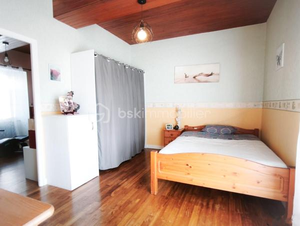 Pour investisseur ou résidence principale, découvrez cette jolie maison de plain-pied qui offre un beau potentiel à ses futurs propriétaires (travaux à prévoir)... Parfaitement située sur la commune de la Gravelle à 5 minutes de Saint-Pierre-La-Cour et à 20 minutes de Laval. Cette maison de plain-pied de 89 m², mitoyenne, offre un cadre de vie idéal pour une famille. Nous commencerons la visite par un vaste hall d'entrée, une cuisine aménagée et équipée de 13,5 m², un salon-séjour lumineux pour une surface totale de 27 m².
Coté nuit, 2 chambres de 12,5 et 14 m². Une salle d'eau fonctionnelle de 7,5 m² avec douche. Un toilette séparé.
Un grenier non aménageable.
Coté extérieur, une parcelle totale de 884 m² offrant une dépendance de 23 m², une terrasse de 90 m², un garage de 15 m².
Eléments techniques : Chauffage Pompe à chaleur air/eau, menuiseries PVC et bois double vitrage avec volets électriques, un Puits.
Alors désireux d'en savoir plus sur cette maison de plain-pied ? Appelez-moi...