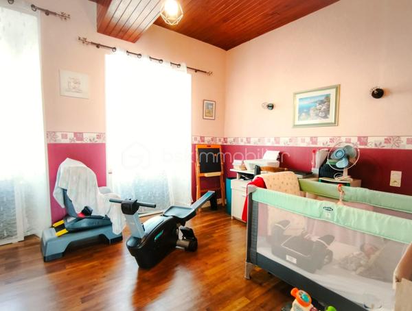 Pour investisseur ou résidence principale, découvrez cette jolie maison de plain-pied qui offre un beau potentiel à ses futurs propriétaires (travaux à prévoir)... Parfaitement située sur la commune de la Gravelle à 5 minutes de Saint-Pierre-La-Cour et à 20 minutes de Laval. Cette maison de plain-pied de 89 m², mitoyenne, offre un cadre de vie idéal pour une famille. Nous commencerons la visite par un vaste hall d'entrée, une cuisine aménagée et équipée de 13,5 m², un salon-séjour lumineux pour une surface totale de 27 m².
Coté nuit, 2 chambres de 12,5 et 14 m². Une salle d'eau fonctionnelle de 7,5 m² avec douche. Un toilette séparé.
Un grenier non aménageable.
Coté extérieur, une parcelle totale de 884 m² offrant une dépendance de 23 m², une terrasse de 90 m², un garage de 15 m².
Eléments techniques : Chauffage Pompe à chaleur air/eau, menuiseries PVC et bois double vitrage avec volets électriques, un Puits.
Alors désireux d'en savoir plus sur cette maison de plain-pied ? Appelez-moi...