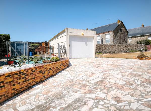 Pour investisseur ou résidence principale, découvrez cette jolie maison de plain-pied qui offre un beau potentiel à ses futurs propriétaires (travaux à prévoir)... Parfaitement située sur la commune de la Gravelle à 5 minutes de Saint-Pierre-La-Cour et à 20 minutes de Laval. Cette maison de plain-pied de 89 m², mitoyenne, offre un cadre de vie idéal pour une famille. Nous commencerons la visite par un vaste hall d'entrée, une cuisine aménagée et équipée de 13,5 m², un salon-séjour lumineux pour une surface totale de 27 m².
Coté nuit, 2 chambres de 12,5 et 14 m². Une salle d'eau fonctionnelle de 7,5 m² avec douche. Un toilette séparé.
Un grenier non aménageable.
Coté extérieur, une parcelle totale de 884 m² offrant une dépendance de 23 m², une terrasse de 90 m², un garage de 15 m².
Eléments techniques : Chauffage Pompe à chaleur air/eau, menuiseries PVC et bois double vitrage avec volets électriques, un Puits.
Alors désireux d'en savoir plus sur cette maison de plain-pied ? Appelez-moi...