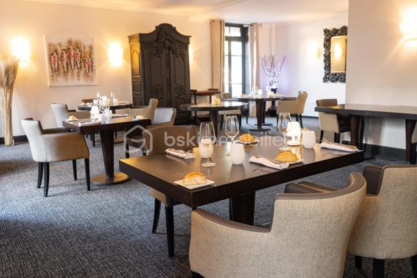 Opportunité rare !
Situé en plein cœur du centre-ville de Sens, ce restaurant traditionnel bénéficie d’un emplacement privilégié avec parking à proximité et d’une clientèle fidèle déjà établie.

L’établissement dispose d’une salle de restauration élégamment décorée, offrant un cadre chaleureux et raffiné. Entièrement équipé, il est vendu avec un matériel moderne, fonctionnel et parfaitement entretenu, permettant une reprise immédiate de l’activité sans investissement complémentaire.

Les atouts du bien :
Emplacement de choix en centre-ville.
Parking à proximité.
Salle de restaurant joliment décorée.
Cuisine entièrement équipée avec matériel récent et performant.
Clientèle régulière et activité en place.
Bilans positifs.
Appartement de fonction à l’étage inclus (4 chambres).
Loyer attractif : 1 800 € / mois.

Cette affaire clé en main est idéale pour un professionnel souhaitant poursuivre et développer une activité rentable dans un cadre de qualité.

N’hésitez pas à me contacter pour obtenir davantage de renseignements ou organiser une visite.