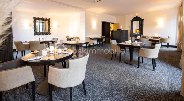 Opportunité rare !
Situé en plein cœur du centre-ville de Sens, ce restaurant traditionnel bénéficie d’un emplacement privilégié avec parking à proximité et d’une clientèle fidèle déjà établie.

L’établissement dispose d’une salle de restauration élégamment décorée, offrant un cadre chaleureux et raffiné. Entièrement équipé, il est vendu avec un matériel moderne, fonctionnel et parfaitement entretenu, permettant une reprise immédiate de l’activité sans investissement complémentaire.

Les atouts du bien :
Emplacement de choix en centre-ville.
Parking à proximité.
Salle de restaurant joliment décorée.
Cuisine entièrement équipée avec matériel récent et performant.
Clientèle régulière et activité en place.
Bilans positifs.
Appartement de fonction à l’étage inclus (4 chambres).
Loyer attractif : 1 800 € / mois.

Cette affaire clé en main est idéale pour un professionnel souhaitant poursuivre et développer une activité rentable dans un cadre de qualité.

N’hésitez pas à me contacter pour obtenir davantage de renseignements ou organiser une visite.