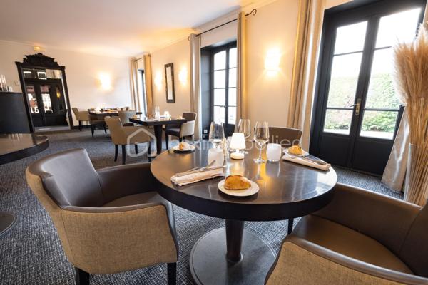 Opportunité rare !
Situé en plein cœur du centre-ville de Sens, ce restaurant traditionnel bénéficie d’un emplacement privilégié avec parking à proximité et d’une clientèle fidèle déjà établie.

L’établissement dispose d’une salle de restauration élégamment décorée, offrant un cadre chaleureux et raffiné. Entièrement équipé, il est vendu avec un matériel moderne, fonctionnel et parfaitement entretenu, permettant une reprise immédiate de l’activité sans investissement complémentaire.

Les atouts du bien :
Emplacement de choix en centre-ville.
Parking à proximité.
Salle de restaurant joliment décorée.
Cuisine entièrement équipée avec matériel récent et performant.
Clientèle régulière et activité en place.
Bilans positifs.
Appartement de fonction à l’étage inclus (4 chambres).
Loyer attractif : 1 800 € / mois.

Cette affaire clé en main est idéale pour un professionnel souhaitant poursuivre et développer une activité rentable dans un cadre de qualité.

N’hésitez pas à me contacter pour obtenir davantage de renseignements ou organiser une visite.