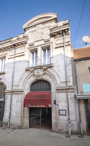 Opportunité rare !
Situé en plein cœur du centre-ville de Sens, ce restaurant traditionnel bénéficie d’un emplacement privilégié avec parking à proximité et d’une clientèle fidèle déjà établie.

L’établissement dispose d’une salle de restauration élégamment décorée, offrant un cadre chaleureux et raffiné. Entièrement équipé, il est vendu avec un matériel moderne, fonctionnel et parfaitement entretenu, permettant une reprise immédiate de l’activité sans investissement complémentaire.

Les atouts du bien :
Emplacement de choix en centre-ville.
Parking à proximité.
Salle de restaurant joliment décorée.
Cuisine entièrement équipée avec matériel récent et performant.
Clientèle régulière et activité en place.
Bilans positifs.
Appartement de fonction à l’étage inclus (4 chambres).
Loyer attractif : 1 800 € / mois.

Cette affaire clé en main est idéale pour un professionnel souhaitant poursuivre et développer une activité rentable dans un cadre de qualité.

N’hésitez pas à me contacter pour obtenir davantage de renseignements ou organiser une visite.