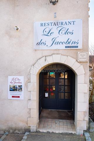 Opportunité rare !
Situé en plein cœur du centre-ville de Sens, ce restaurant traditionnel bénéficie d’un emplacement privilégié avec parking à proximité et d’une clientèle fidèle déjà établie.

L’établissement dispose d’une salle de restauration élégamment décorée, offrant un cadre chaleureux et raffiné. Entièrement équipé, il est vendu avec un matériel moderne, fonctionnel et parfaitement entretenu, permettant une reprise immédiate de l’activité sans investissement complémentaire.

Les atouts du bien :
Emplacement de choix en centre-ville.
Parking à proximité.
Salle de restaurant joliment décorée.
Cuisine entièrement équipée avec matériel récent et performant.
Clientèle régulière et activité en place.
Bilans positifs.
Appartement de fonction à l’étage inclus (4 chambres).
Loyer attractif : 1 800 € / mois.

Cette affaire clé en main est idéale pour un professionnel souhaitant poursuivre et développer une activité rentable dans un cadre de qualité.

N’hésitez pas à me contacter pour obtenir davantage de renseignements ou organiser une visite.