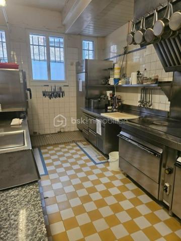 Opportunité rare !
Situé en plein cœur du centre-ville de Sens, ce restaurant traditionnel bénéficie d’un emplacement privilégié avec parking à proximité et d’une clientèle fidèle déjà établie.

L’établissement dispose d’une salle de restauration élégamment décorée, offrant un cadre chaleureux et raffiné. Entièrement équipé, il est vendu avec un matériel moderne, fonctionnel et parfaitement entretenu, permettant une reprise immédiate de l’activité sans investissement complémentaire.

Les atouts du bien :
Emplacement de choix en centre-ville.
Parking à proximité.
Salle de restaurant joliment décorée.
Cuisine entièrement équipée avec matériel récent et performant.
Clientèle régulière et activité en place.
Bilans positifs.
Appartement de fonction à l’étage inclus (4 chambres).
Loyer attractif : 1 800 € / mois.

Cette affaire clé en main est idéale pour un professionnel souhaitant poursuivre et développer une activité rentable dans un cadre de qualité.

N’hésitez pas à me contacter pour obtenir davantage de renseignements ou organiser une visite.