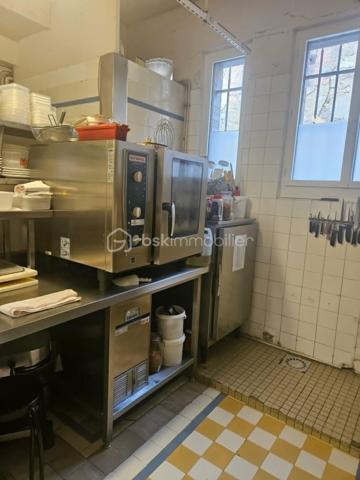 Opportunité rare !
Situé en plein cœur du centre-ville de Sens, ce restaurant traditionnel bénéficie d’un emplacement privilégié avec parking à proximité et d’une clientèle fidèle déjà établie.

L’établissement dispose d’une salle de restauration élégamment décorée, offrant un cadre chaleureux et raffiné. Entièrement équipé, il est vendu avec un matériel moderne, fonctionnel et parfaitement entretenu, permettant une reprise immédiate de l’activité sans investissement complémentaire.

Les atouts du bien :
Emplacement de choix en centre-ville.
Parking à proximité.
Salle de restaurant joliment décorée.
Cuisine entièrement équipée avec matériel récent et performant.
Clientèle régulière et activité en place.
Bilans positifs.
Appartement de fonction à l’étage inclus (4 chambres).
Loyer attractif : 1 800 € / mois.

Cette affaire clé en main est idéale pour un professionnel souhaitant poursuivre et développer une activité rentable dans un cadre de qualité.

N’hésitez pas à me contacter pour obtenir davantage de renseignements ou organiser une visite.