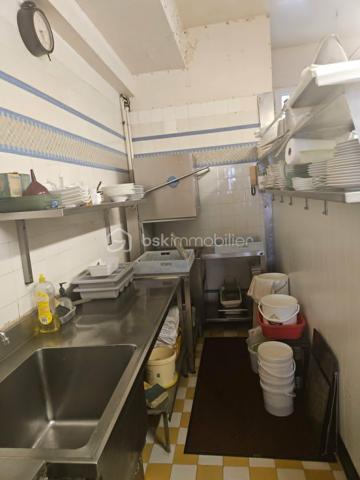 Opportunité rare !
Situé en plein cœur du centre-ville de Sens, ce restaurant traditionnel bénéficie d’un emplacement privilégié avec parking à proximité et d’une clientèle fidèle déjà établie.

L’établissement dispose d’une salle de restauration élégamment décorée, offrant un cadre chaleureux et raffiné. Entièrement équipé, il est vendu avec un matériel moderne, fonctionnel et parfaitement entretenu, permettant une reprise immédiate de l’activité sans investissement complémentaire.

Les atouts du bien :
Emplacement de choix en centre-ville.
Parking à proximité.
Salle de restaurant joliment décorée.
Cuisine entièrement équipée avec matériel récent et performant.
Clientèle régulière et activité en place.
Bilans positifs.
Appartement de fonction à l’étage inclus (4 chambres).
Loyer attractif : 1 800 € / mois.

Cette affaire clé en main est idéale pour un professionnel souhaitant poursuivre et développer une activité rentable dans un cadre de qualité.

N’hésitez pas à me contacter pour obtenir davantage de renseignements ou organiser une visite.