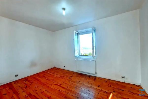 Saint-Étienne (42100) Maison mitoyenne rénovée avec 2 garages proche Chateaucreux