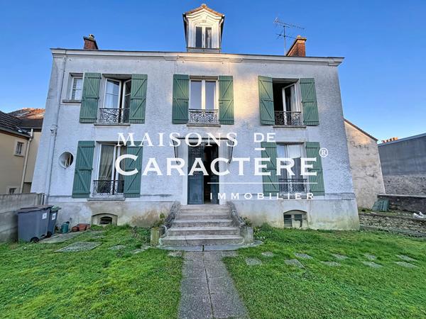 Imposante Maison ancienne de 300m2 en plein centre ville de Verneuil Sur Seine