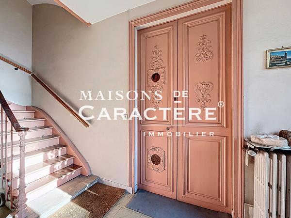 Imposante Maison ancienne de 300m2 en plein centre ville de Verneuil Sur Seine
