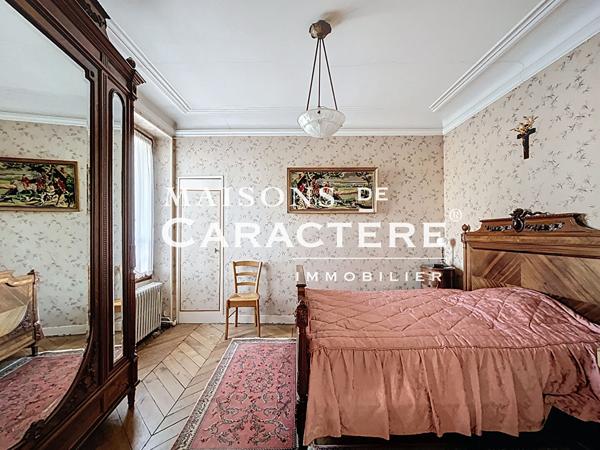 Imposante Maison ancienne de 300m2 en plein centre ville de Verneuil Sur Seine