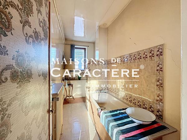 Imposante Maison ancienne de 300m2 en plein centre ville de Verneuil Sur Seine