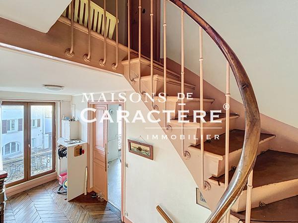 Imposante Maison ancienne de 300m2 en plein centre ville de Verneuil Sur Seine