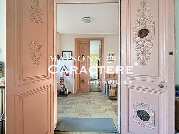 Imposante Maison ancienne de 300m2 en plein centre ville de Verneuil Sur Seine
