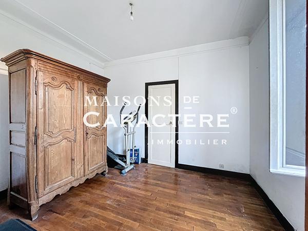 Imposante Maison ancienne de 300m2 en plein centre ville de Verneuil Sur Seine
